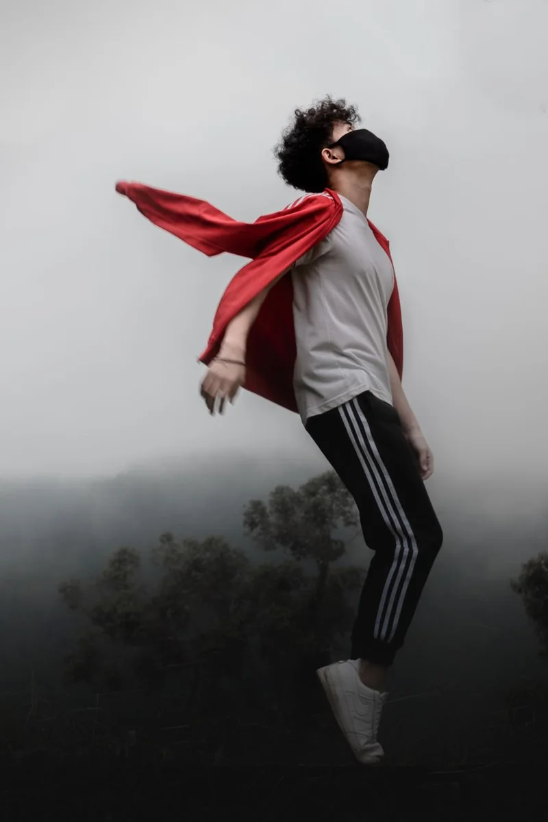 交付清单与观察简报样张摊开在桌面上，用于说明交付物的实际成果形式